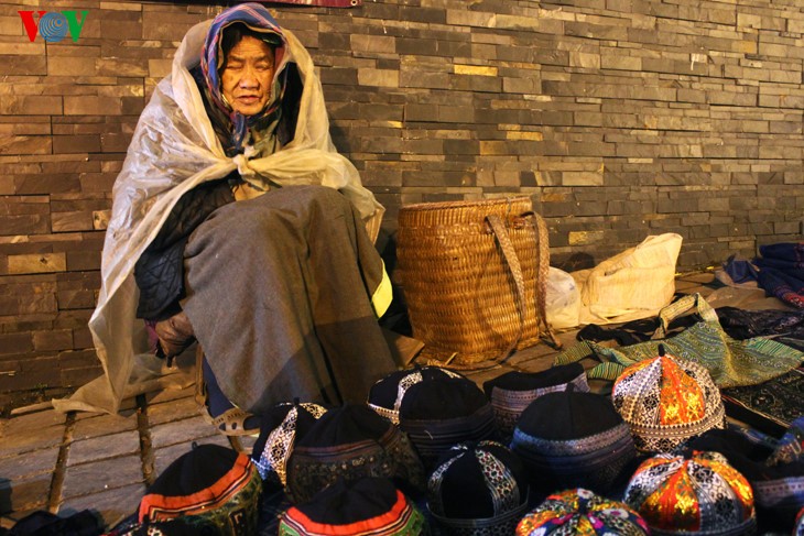 Le marché nocturne de Sapa - ảnh 7